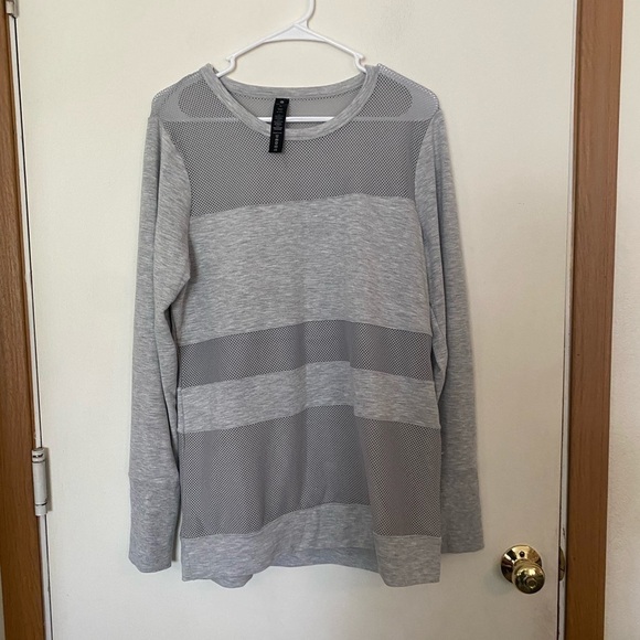 Yogalicious extra large gray, long sleeve top with mesh detail throughout - Picture 1 of 6